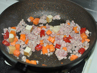 先將絞肉、辣椒、紅蘿蔔丁下鍋攪拌爆香