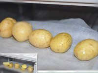 將馬鈴薯放上，鋪上一小片奶油塊放進烤箱(烤箱溫度約200~220度 40~50分鐘)