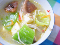 湯頭有了新鮮與鮮菇雞湯粉的提味，趁熱喝超級美味! 