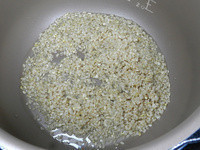 糙米洗淨放入內鍋中