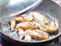 再蓋上鍋蓋讓熱循環，雞翅可以更加快熟!煎的兩面金黃即可起鍋囉!