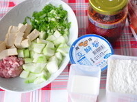 另外準備麻婆絲瓜豆腐的備料:
絲瓜切丁、家常豆腐切塊、絞肉、蔥花、豆瓣醬、辣油