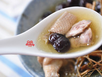 有著淡淡人蔘味清香的9尾草雞湯，也可煮水當茶飲用，味道芳香、甘醇，有如人參茶，所以也有『台灣人參』之稱。