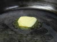 熱鍋後，將奶油放入融化