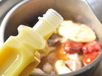 再把所有食材裝盛至鍋中，倒入老薑汁讓其湯頭更夠味，加些少許鹽巴