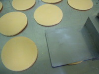 用鏟子底部或用刀背用力一壓,四周也要多壓一下,這樣就可以把餅皮做好了。