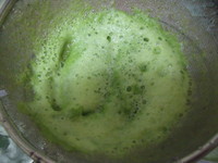 我用了三株的菠菜(葉跟莖)加入約500g的水,放入果汁機打成汁,過濾。