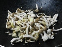 用煎雞排剩的油炒鴻喜菇跟雪白菇，如果油夠的話，就不需要再另外加油喔!!