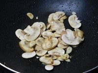 切片的蘑菇下鍋快炒